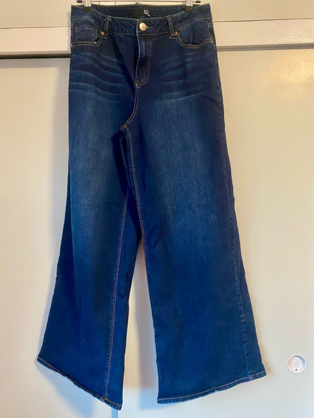Vintage Wide Leg Jeans – Dark Wash Effortless Chic / Model Off Duty